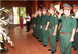 Đoàn công tác Đảng ủy, Bộ tư lệnh Quân khu dâng hương tại Khu di tích lịch sử quốc gia đặc biệt Kim Liên